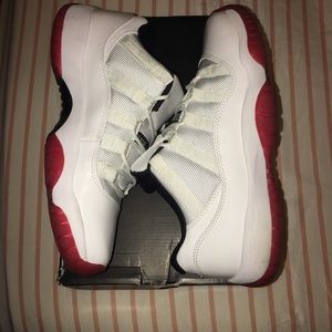 Air Jordan 11 Retro Low Top....Size 7